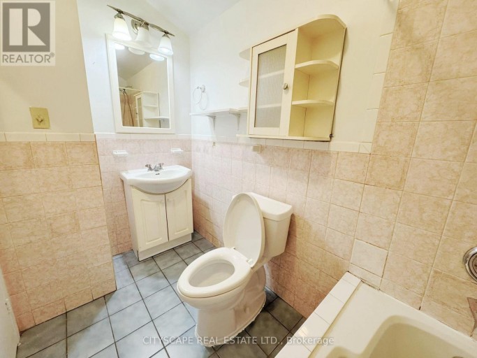 61 BLOOMINGTON CRESCENT, Toronto (Black Creek), Ontario, M3N1R2