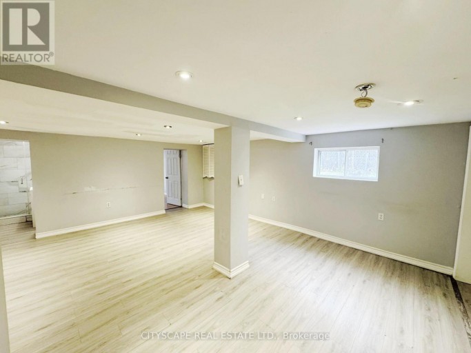 61 BLOOMINGTON CRESCENT, Toronto (Black Creek), Ontario, M3N1R2