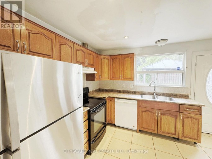 61 BLOOMINGTON CRESCENT, Toronto (Black Creek), Ontario, M3N1R2