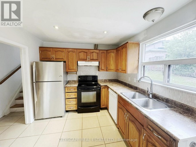 61 BLOOMINGTON CRESCENT, Toronto (Black Creek), Ontario, M3N1R2