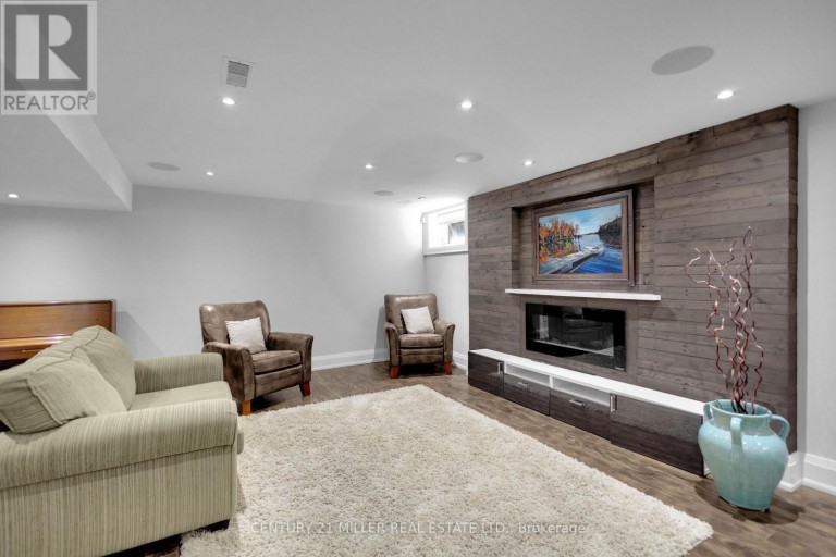 21 NEILTREE COURT, Toronto (Markland Wood), Ontario, M9C5C3