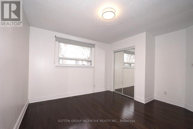 7 HURON STREET, Barrie (North Shore), Ontario, L4M5H2