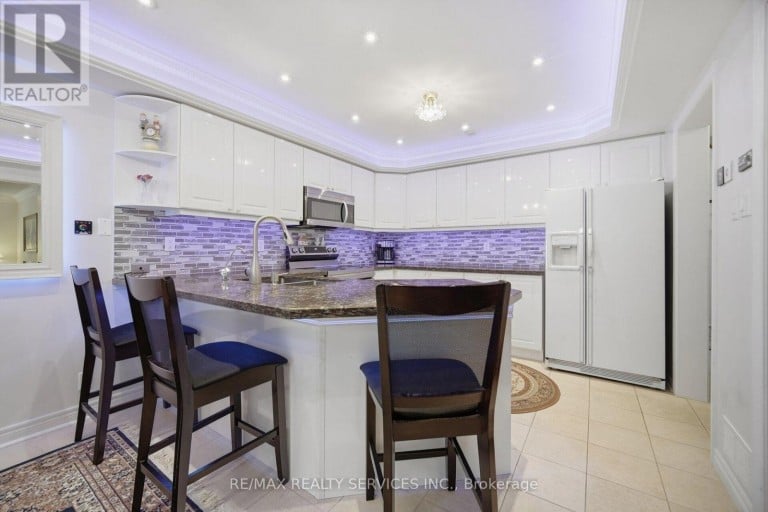 8 RIVERBANK ROAD, Brampton (Sandringham-Wellington), Ontario, L6R2H6