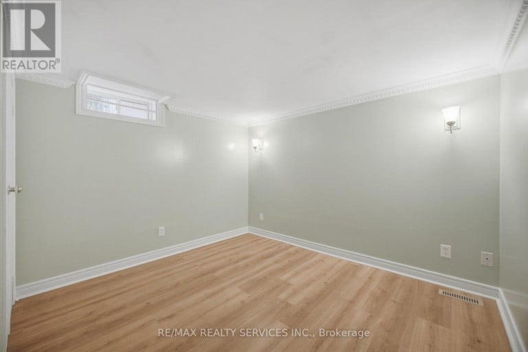 8 RIVERBANK ROAD, Brampton (Sandringham-Wellington), Ontario, L6R2H6