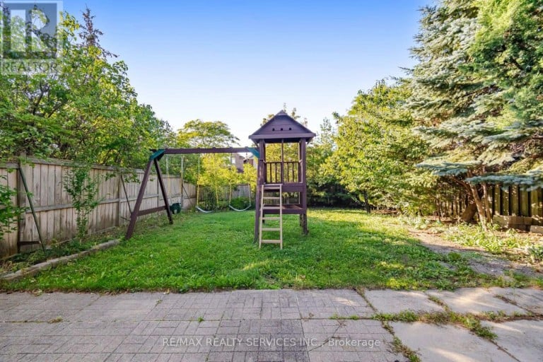 8 RIVERBANK ROAD, Brampton (Sandringham-Wellington), Ontario, L6R2H6