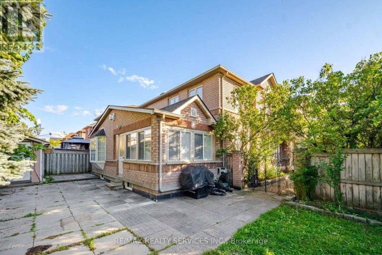 8 RIVERBANK ROAD, Brampton (Sandringham-Wellington), Ontario, L6R2H6
