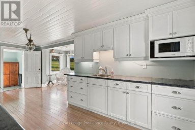 661 COUNTY ROAD 10 Prince Edward County (Picton) Ontario photo 9