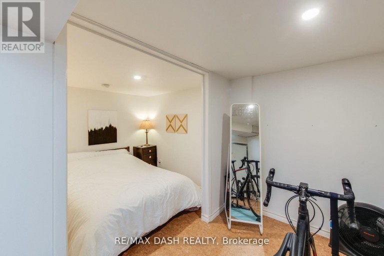 74 OAK PARK AVENUE, Toronto (Woodbine-Lumsden), Ontario, M4C4M3