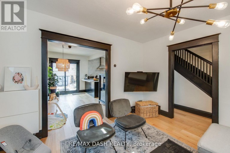 74 OAK PARK AVENUE, Toronto (Woodbine-Lumsden), Ontario, M4C4M3