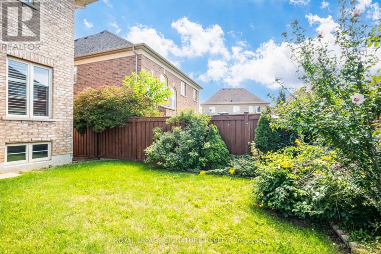 32 WEST COAST TRAIL, King (Nobleton), Ontario, L7B0A4