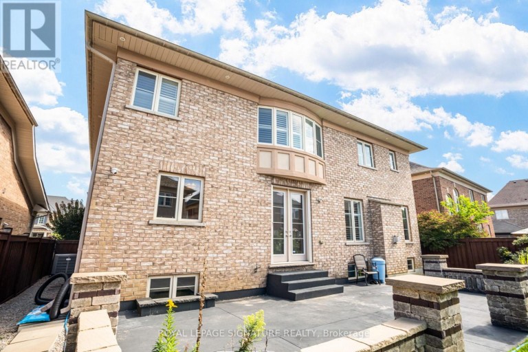 32 WEST COAST TRAIL, King (Nobleton), Ontario, L7B0A4
