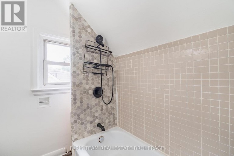 18 HOLGATE STREET, Barrie (Allandale), Ontario, L4N2T5
