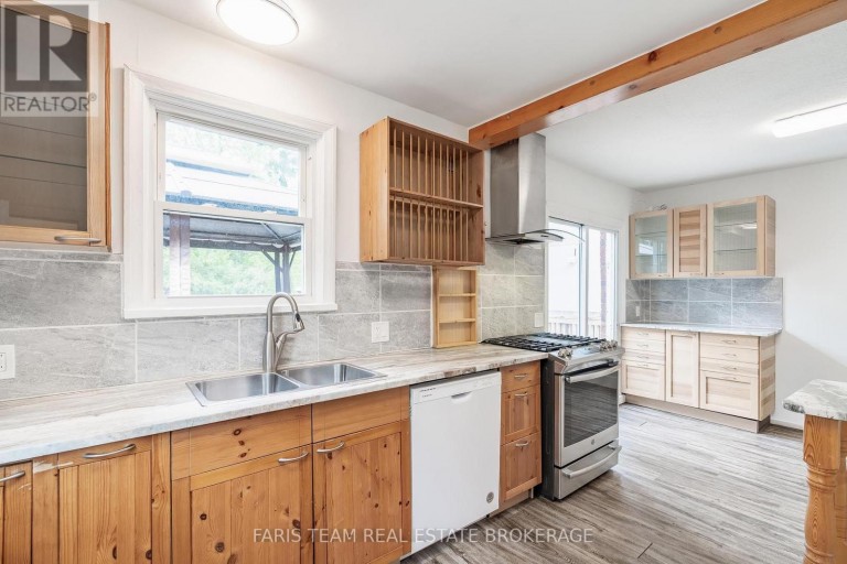 18 HOLGATE STREET, Barrie (Allandale), Ontario, L4N2T5
