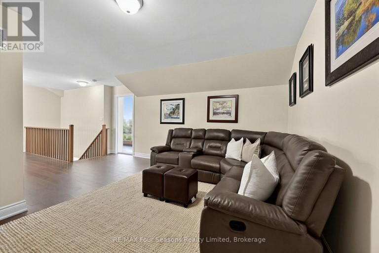 2 SHIPYARD LANE, Collingwood, Ontario, L9Y2X4