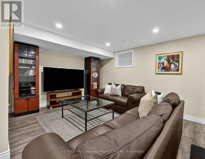 2 SHIPYARD LANE, Collingwood, Ontario, L9Y2X4
