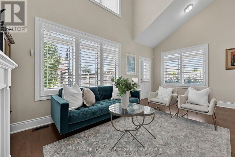 2 SHIPYARD LANE, Collingwood, Ontario, L9Y2X4