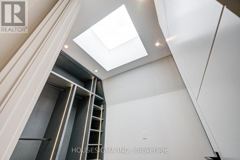 151 DEWBOURNE AVENUE, Toronto (Humewood-Cedarvale), Ontario, M6C1Z1