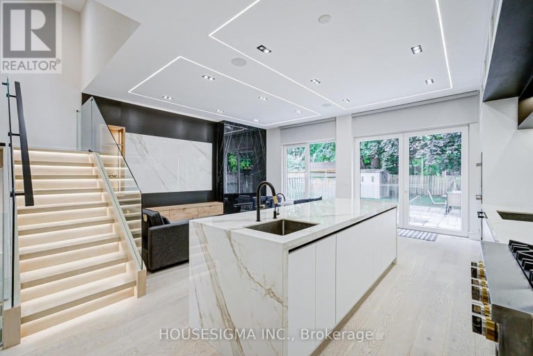 151 DEWBOURNE AVENUE, Toronto (Humewood-Cedarvale), Ontario, M6C1Z1