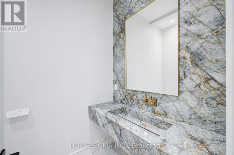 151 DEWBOURNE AVENUE, Toronto (Humewood-Cedarvale), Ontario, M6C1Z1