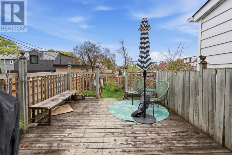 15 MYRTLE AVENUE, Toronto (South Riverdale), Ontario, M4M2A3