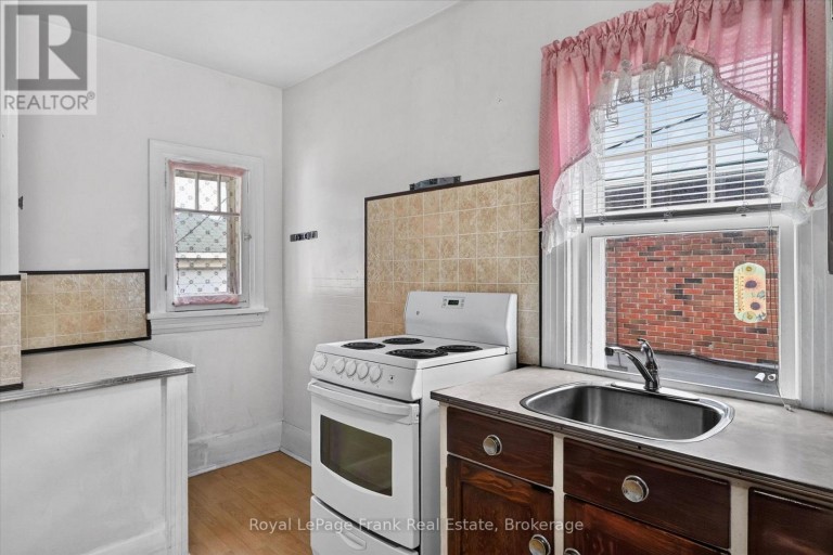 466 EDISON AVENUE, Peterborough (Otonabee Ward 1), Ontario, K9J4G3
