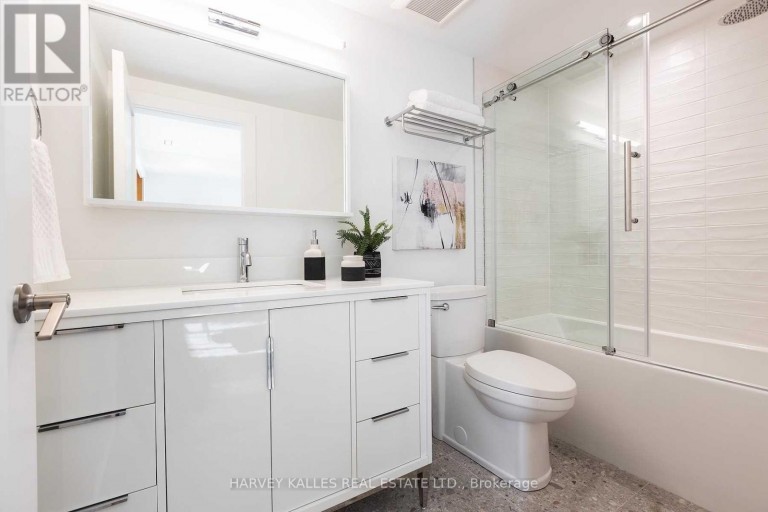 165R WYCHWOOD AVENUE, Toronto (Humewood-Cedarvale), Ontario, M6C2T4