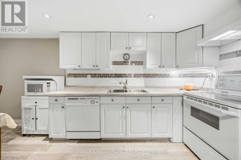 34 WALWYN AVENUE, Toronto (Humberlea-Pelmo Park), Ontario, M9N3H5