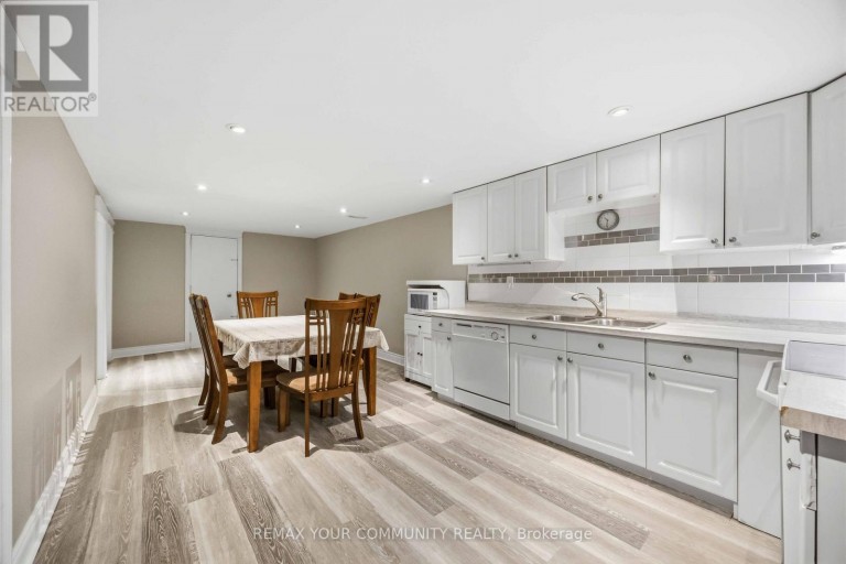 34 WALWYN AVENUE, Toronto (Humberlea-Pelmo Park), Ontario, M9N3H5