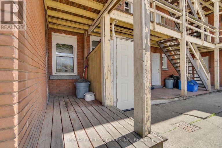 8 - 5 FAIRHOLT ROAD N, Hamilton (Stipley), Ontario, L8M2S9