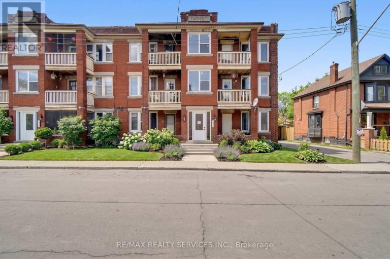 8 - 5 FAIRHOLT ROAD N, Hamilton (Stipley), Ontario, L8M2S9