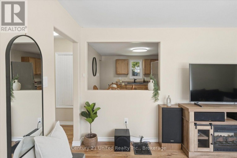 584 WOLFE STREET, Peterborough (Town Ward 3), Ontario, K9J2L8