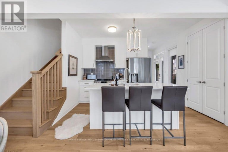 9 CROWN GATE, Oakville (GO Glenorchy), Ontario, L6M0W8