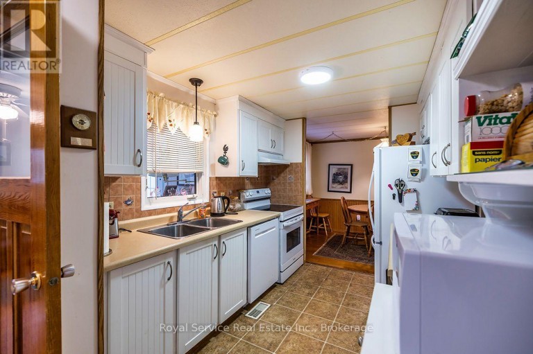 16 VISTA DRIVE, Kawartha Lakes (Lindsay), Ontario, K9V0H7