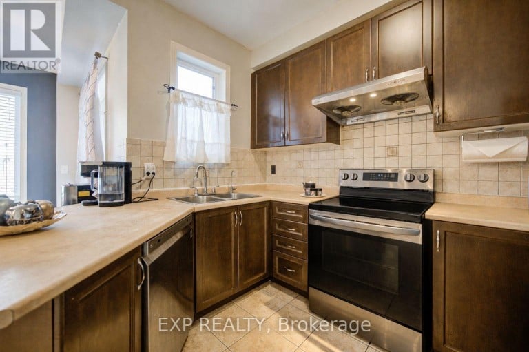 76 FORD WILSON BOULEVARD, Newmarket (Woodland Hill), Ontario, L3X3G1