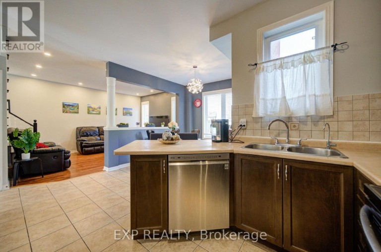 76 FORD WILSON BOULEVARD, Newmarket (Woodland Hill), Ontario, L3X3G1