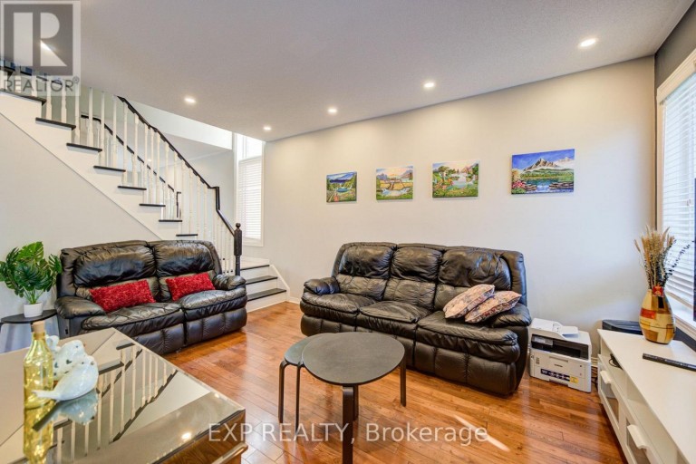 76 FORD WILSON BOULEVARD, Newmarket (Woodland Hill), Ontario, L3X3G1