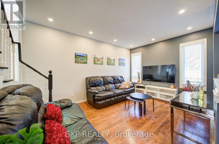 76 FORD WILSON BOULEVARD, Newmarket (Woodland Hill), Ontario, L3X3G1