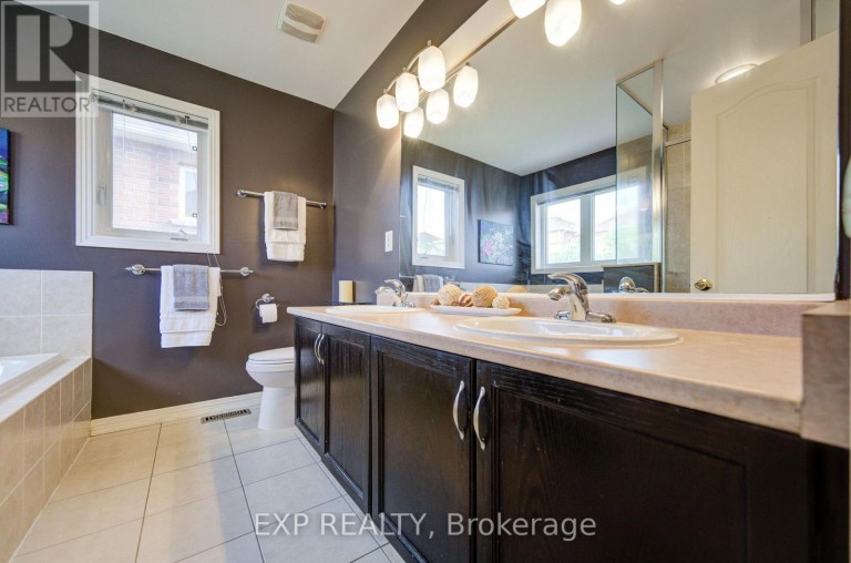 76 FORD WILSON BOULEVARD, Newmarket (Woodland Hill), Ontario, L3X3G1