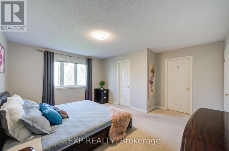 76 FORD WILSON BOULEVARD, Newmarket (Woodland Hill), Ontario, L3X3G1