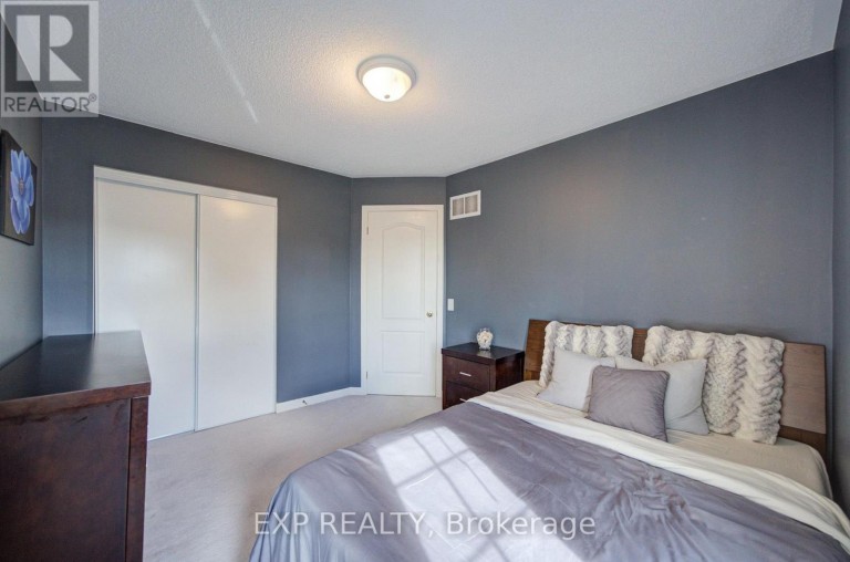 76 FORD WILSON BOULEVARD, Newmarket (Woodland Hill), Ontario, L3X3G1