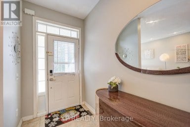 76 FORD WILSON BOULEVARD Newmarket (Woodland Hill) Ontario photo 3