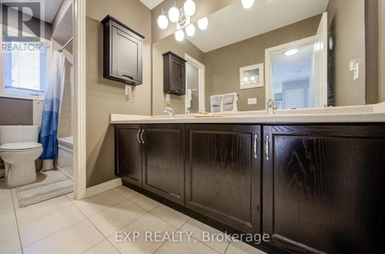 76 FORD WILSON BOULEVARD, Newmarket (Woodland Hill), Ontario, L3X3G1