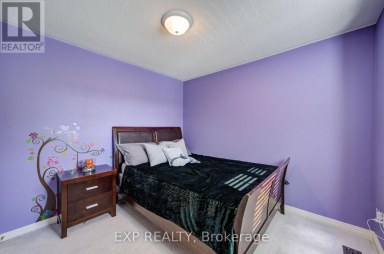 76 FORD WILSON BOULEVARD Newmarket (Woodland Hill) Ontario photo 33