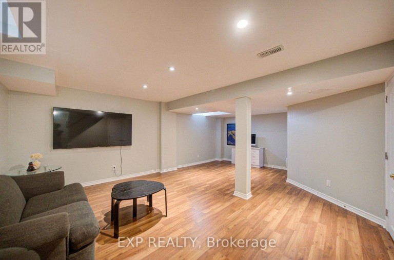76 FORD WILSON BOULEVARD, Newmarket (Woodland Hill), Ontario, L3X3G1