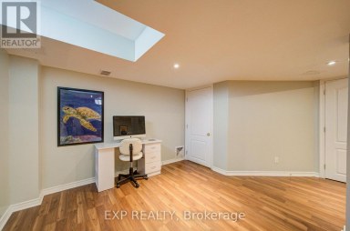 76 FORD WILSON BOULEVARD Newmarket (Woodland Hill) Ontario photo 40