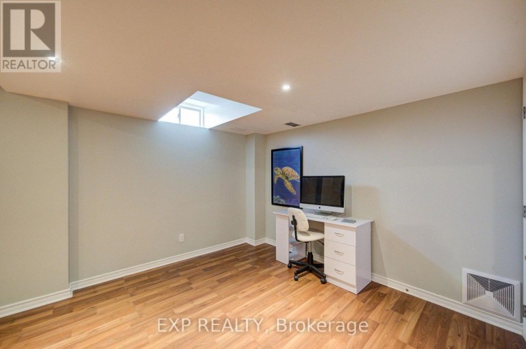 76 FORD WILSON BOULEVARD, Newmarket (Woodland Hill), Ontario, L3X3G1