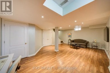 76 FORD WILSON BOULEVARD Newmarket (Woodland Hill) Ontario photo 42