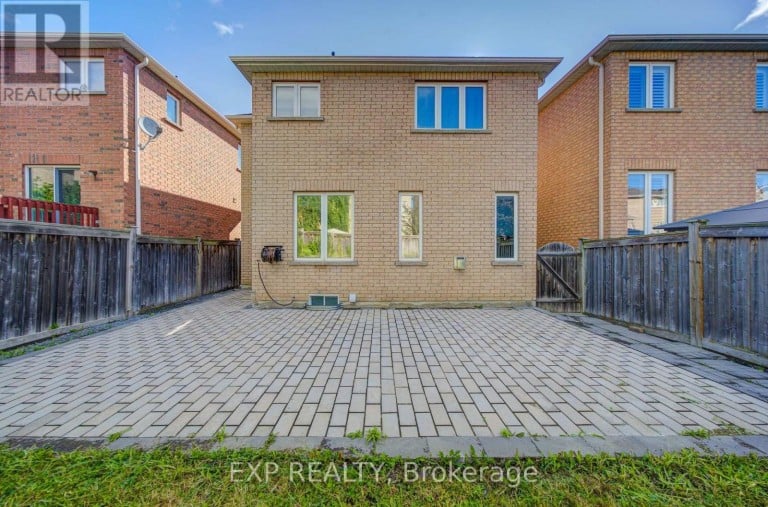 76 FORD WILSON BOULEVARD, Newmarket (Woodland Hill), Ontario, L3X3G1