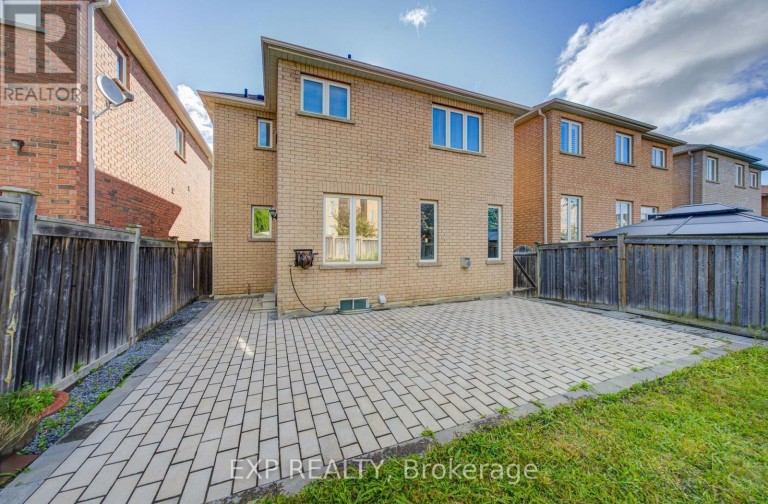 76 FORD WILSON BOULEVARD, Newmarket (Woodland Hill), Ontario, L3X3G1