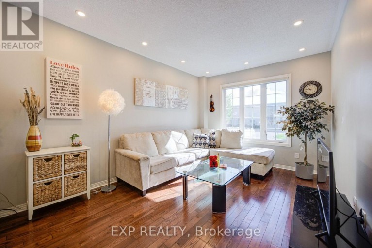 76 FORD WILSON BOULEVARD, Newmarket (Woodland Hill), Ontario, L3X3G1